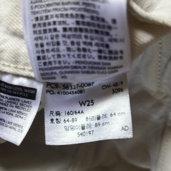 White Mid Rise Levis Shorts - Picture 4 of 5